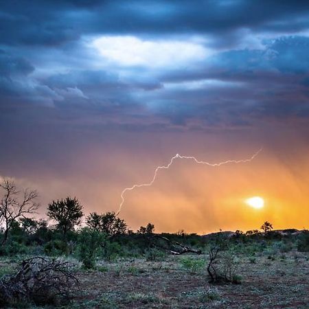 Impodimo Game Lodge Заповедник Мадикве Экстерьер фото